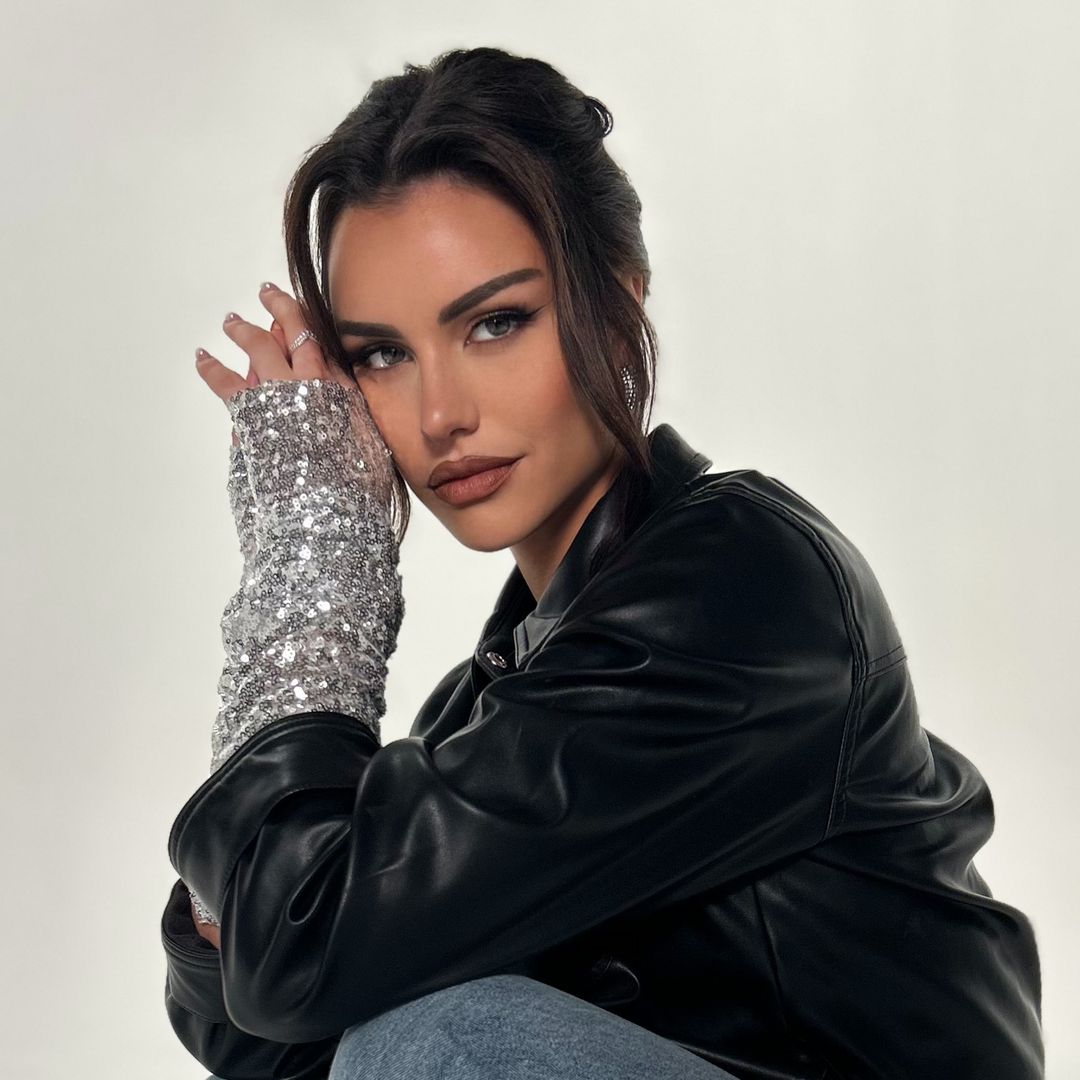 Emilia Dides nos cuenta todo sobre su experiencia en el escenario con Ricardo Arjona, la vida después de Miss Universe y la dicha de ser mamá