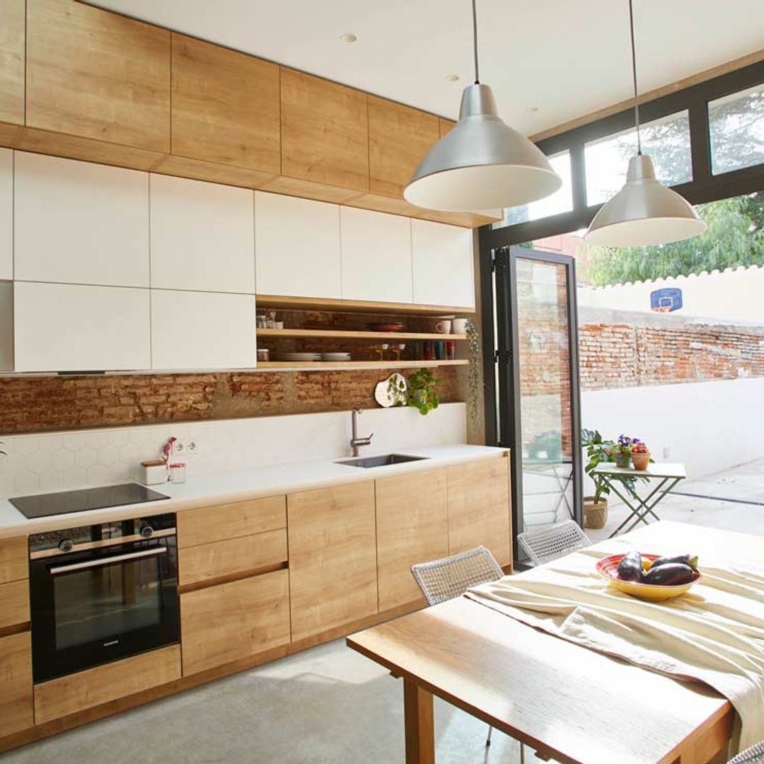 Con patio y una decoración minimalista, esta casa en Barcelona resulta coqueta y resultona