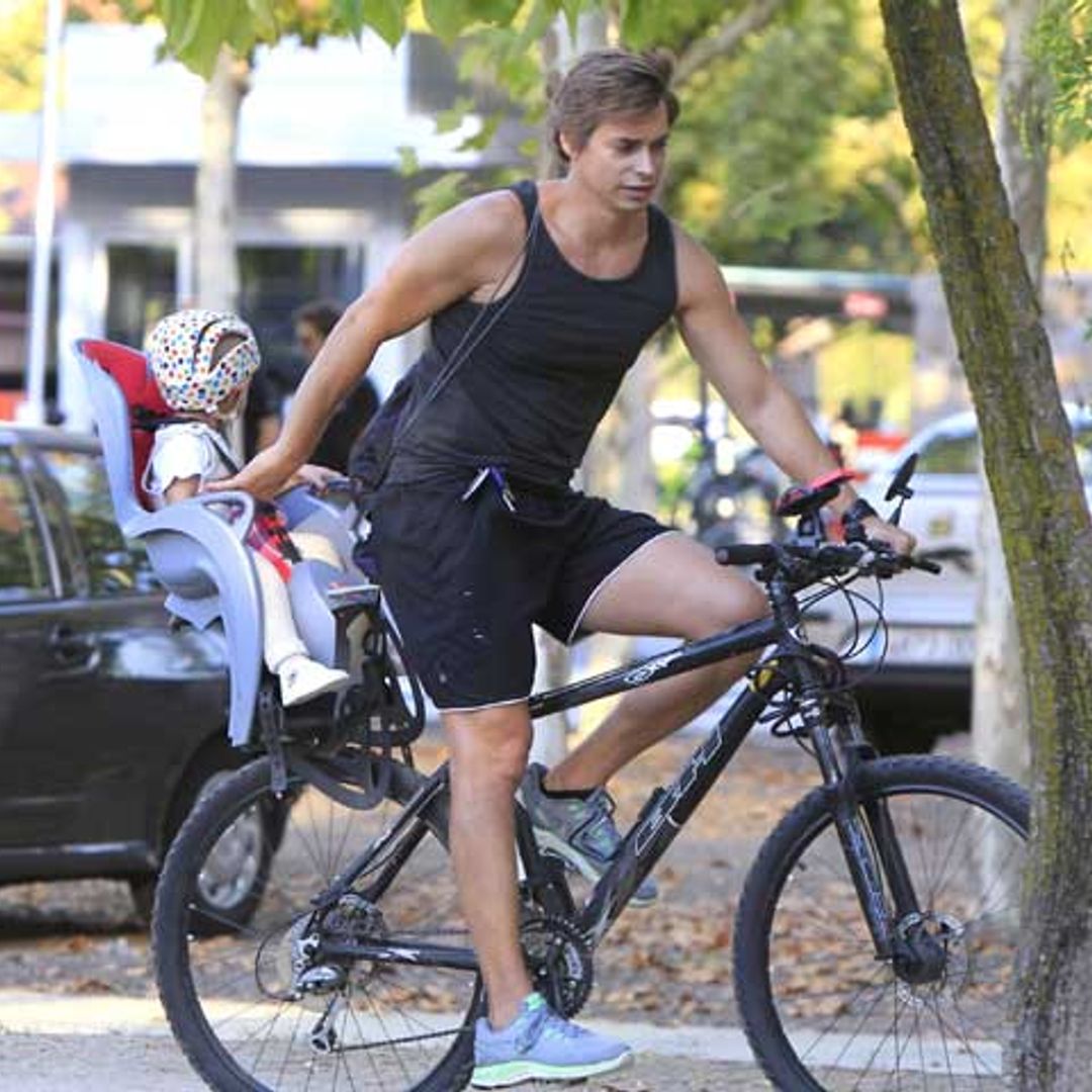 Carlos Baute, un papá sobre ruedas