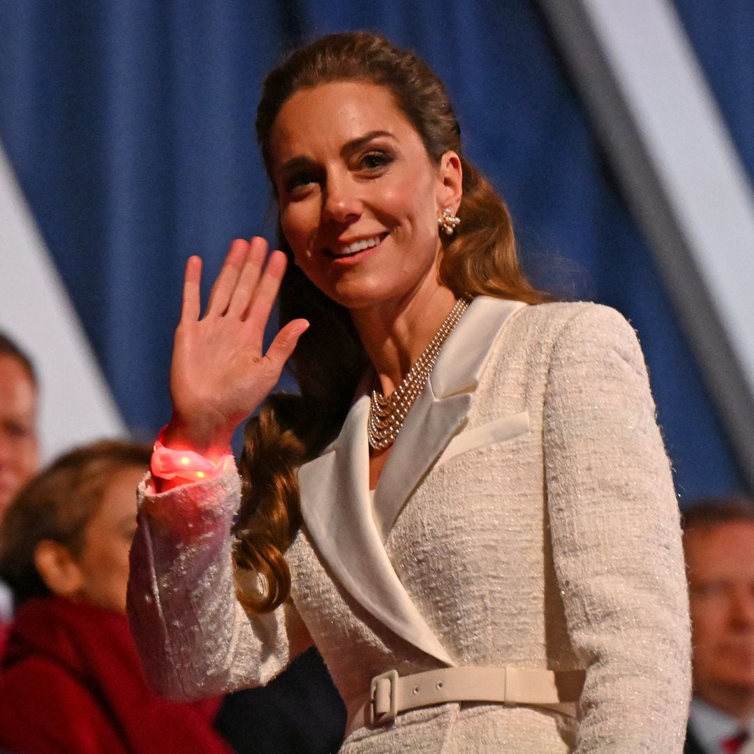 Kate Middleton, más coquette que nunca: vestido blanco con anécdota y decenas de perlas