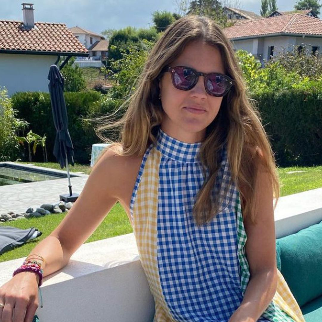 Isabelle Junot recupera el estampado más romántico con el vestido 'halter' ideal para septiembre