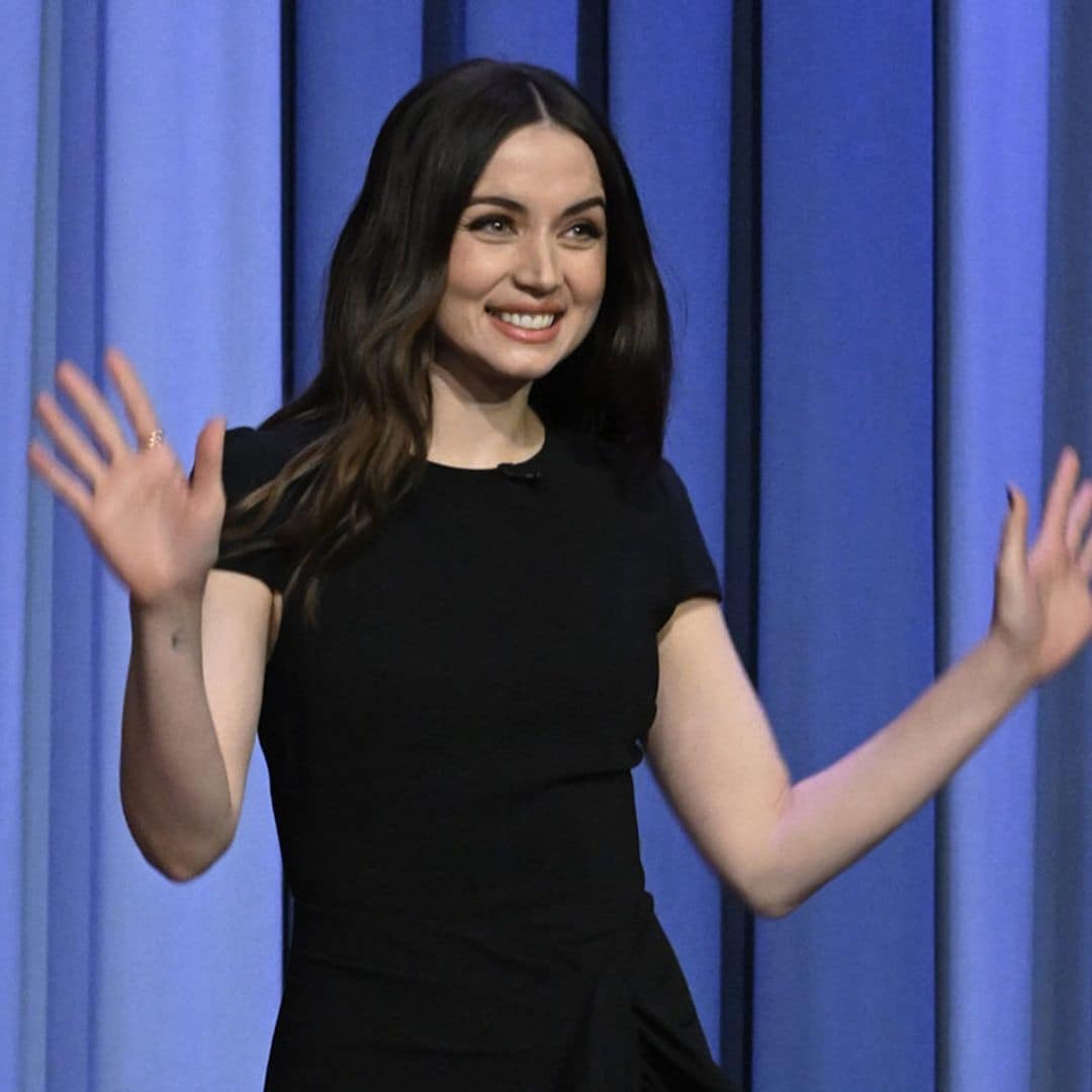 Ana de Armas estrena el año con el look ideal para invitadas que adoran el negro