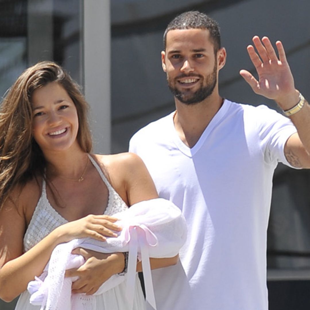 Malena Costa y Mario Suárez abandonan el hospital con su hija Matilda