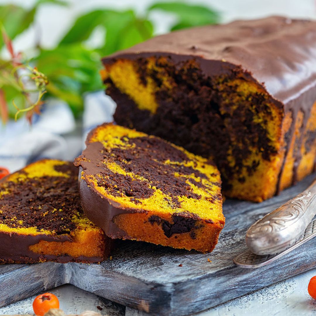 Bizcocho marmolado de chocolate y naranja