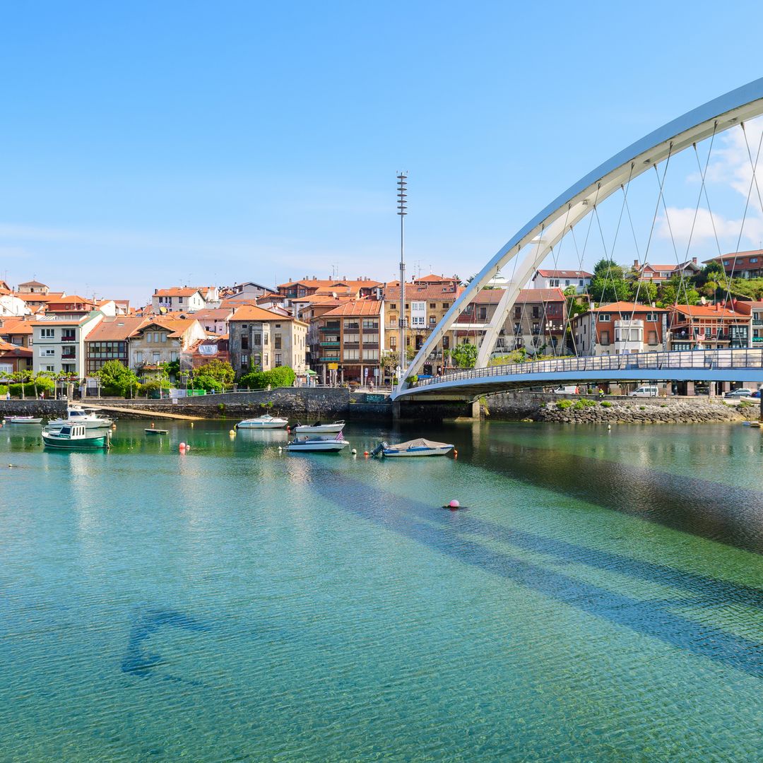 La última parada del metro de Bilbao esconde una villa ballenera del siglo XIII con la playa más quieta de Vizcaya