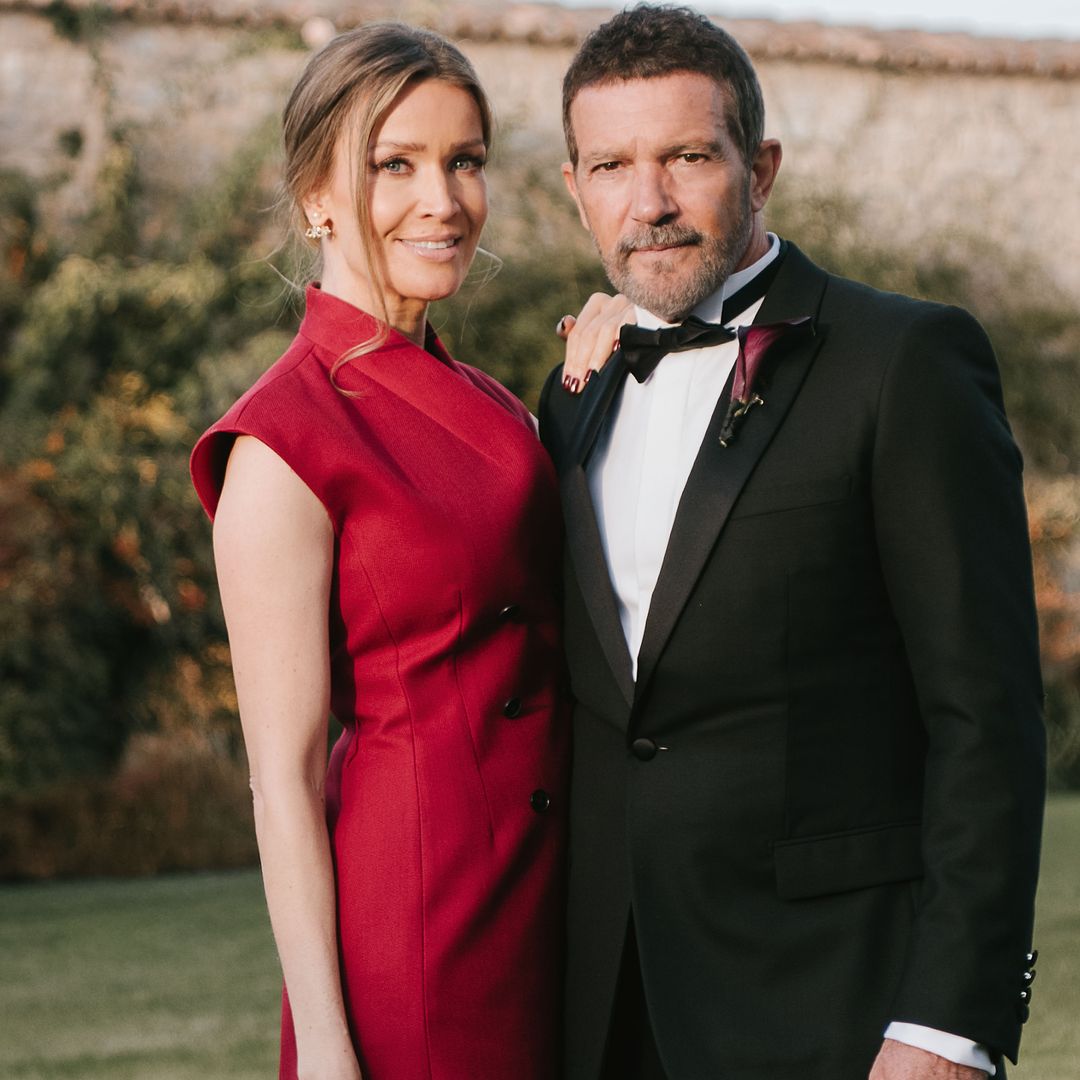 EXCLUSIVA. Nicole Kimpel rompe el 'mood' gótico con su elección en la boda de Stella: un vibrante vestido rojo lleno de color