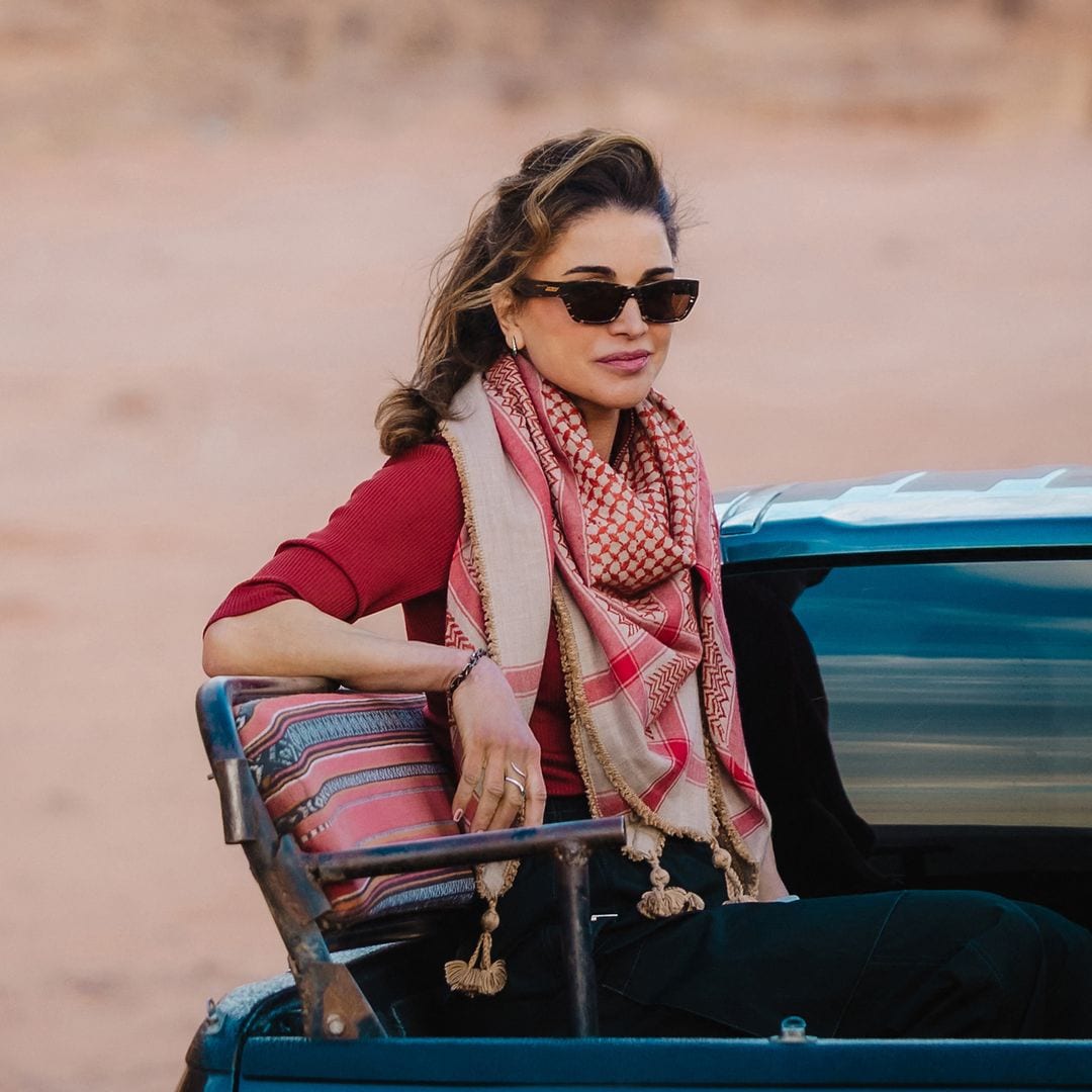 El detalle 'beauty' más significativo de Rania de Jordania en su viaje al desierto: su manicura protectora