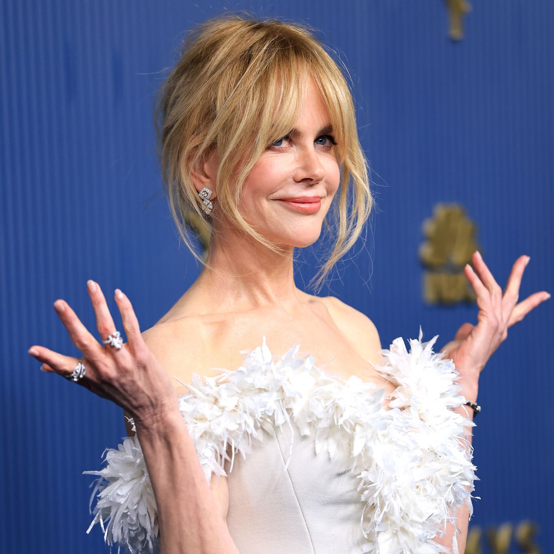 Nicole Kidman, elegante y sofisticada, sorprende con un vestido de estética 'bridal' y escote de plumas