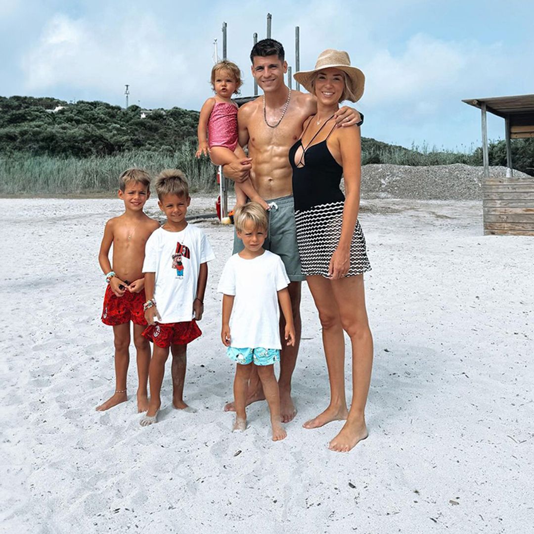 La 'felicità' de Álvaro Morata y Alice Campello con sus cuatro hijos en las playas de Cerdeña: una imagen que lo dice todo