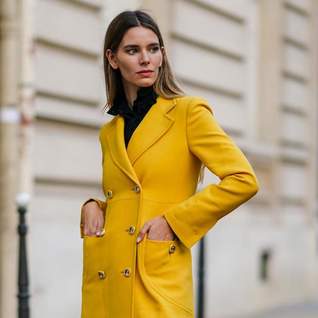 Viste de amarillo o gris, los colores que triunfarán en los próximos meses