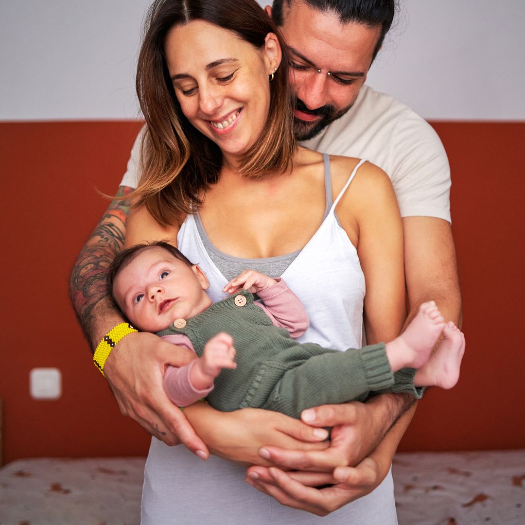 Cómo no transmitir una enfermedad hereditaria a los hijos, según un experto en medicina reproductiva: "Casi todos somos portadores sanos de alguna alteración genética"