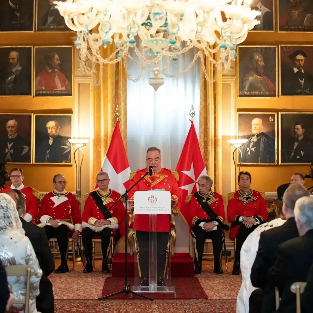 El gran maestre John Timothy Dunlap y caballeros de la Orden de Malta.