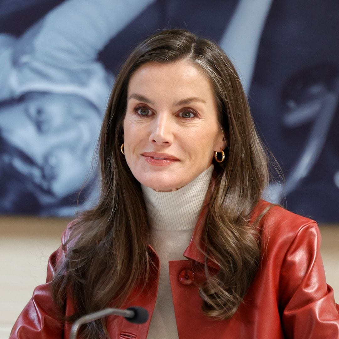 La reina Letizia, la más roquera en Salamanca, recupera su chaqueta roja de cuero con sello español