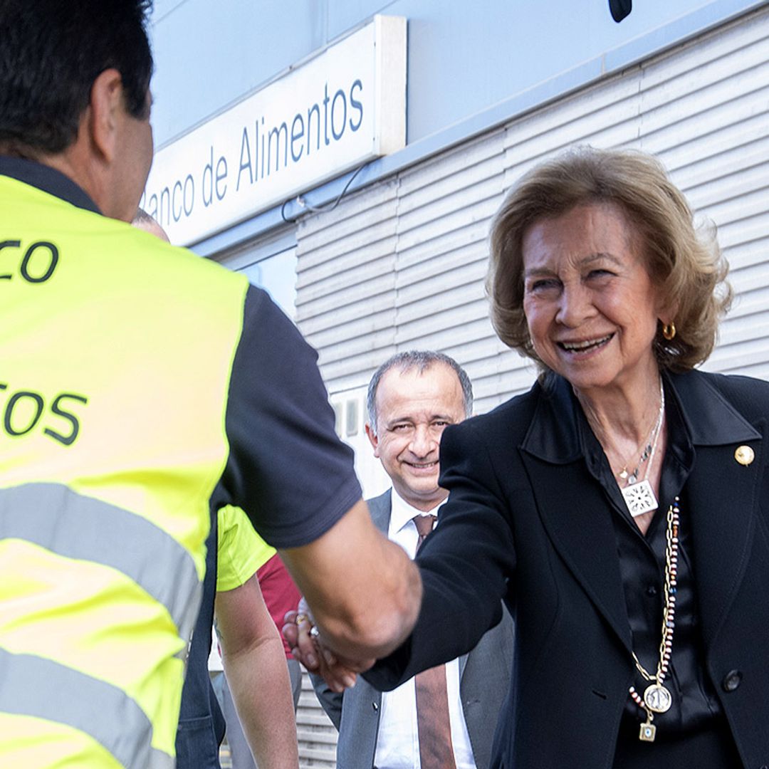 La reina Sofía, de luto y con una sonrisa en su primera aparición pública tras el funeral de su hermano, Constantino de Grecia
