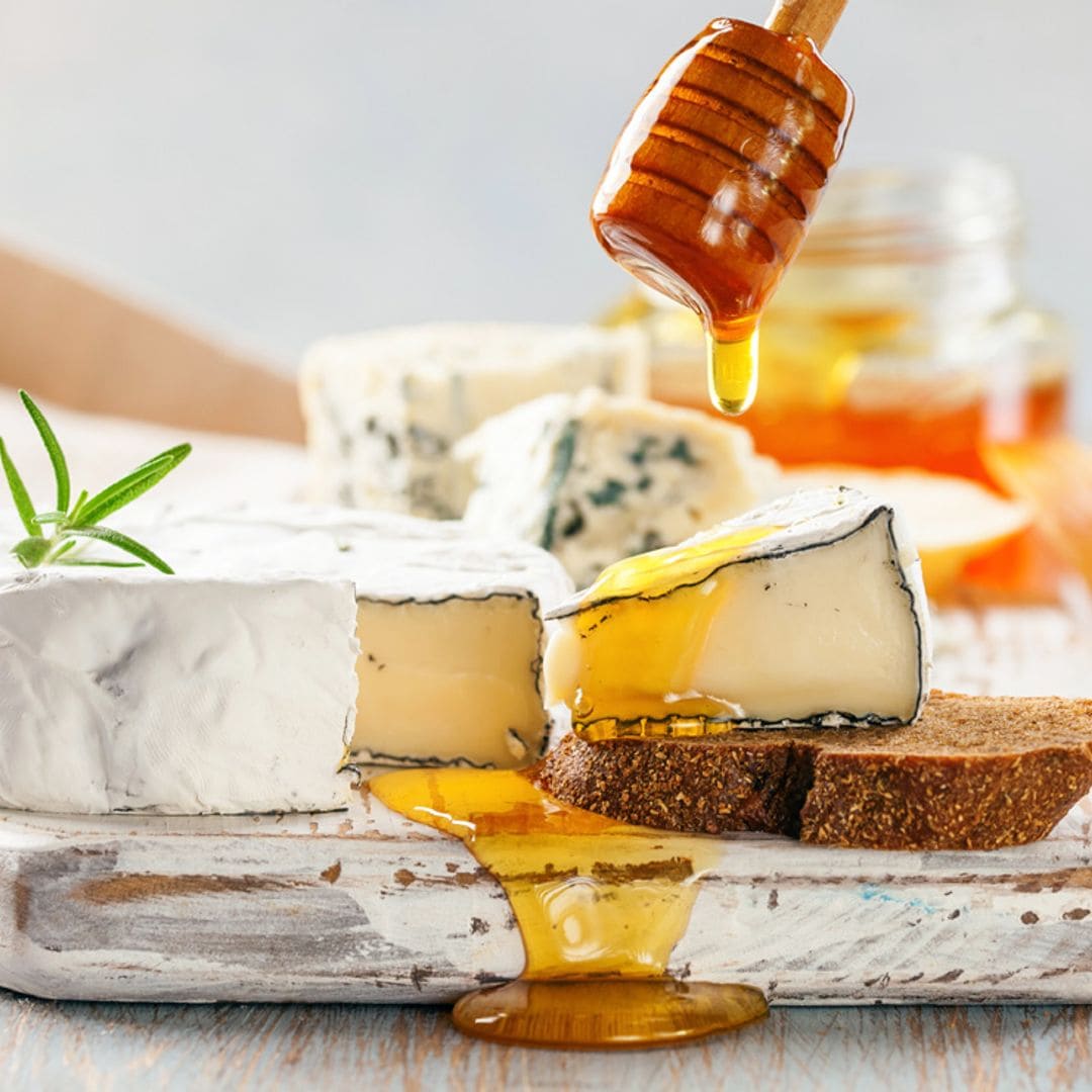 Quédate con quien te lleves tan bien como el queso con la miel