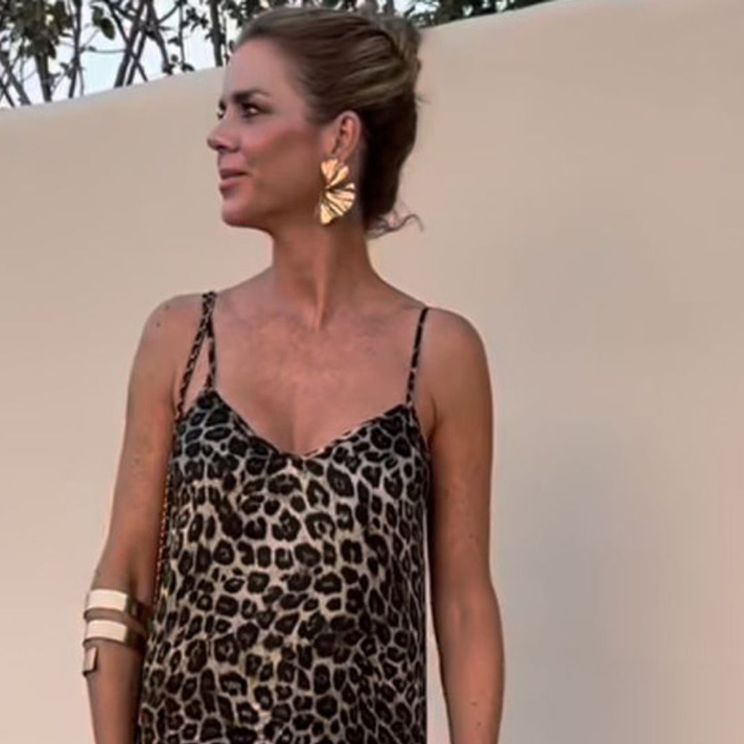 Amelia Bono se atreve con su vestido más salvaje y un bañador con brillantes de Zara en Marbella