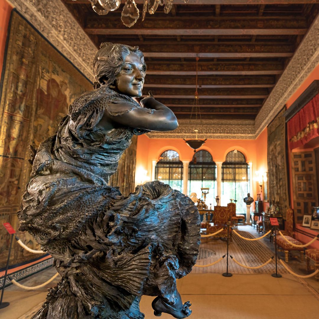 Escultura en el Salón de la Gitana del Palacio de las Dueñas en Sevilla