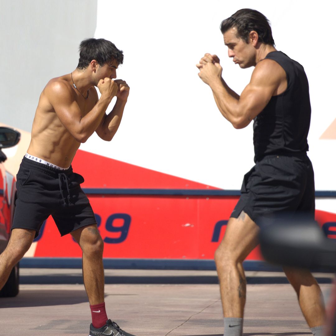 Mario y Óscar Casas: duelo de hermanos (y de músculos) en plena lucha de boxeo. Vota por tu favorito