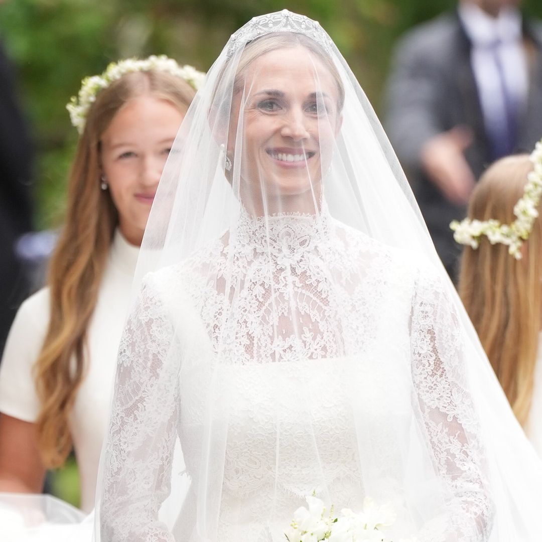 Harriet Sperling sorprende con tiara en su boda: vestido de encaje y velo con puntilla