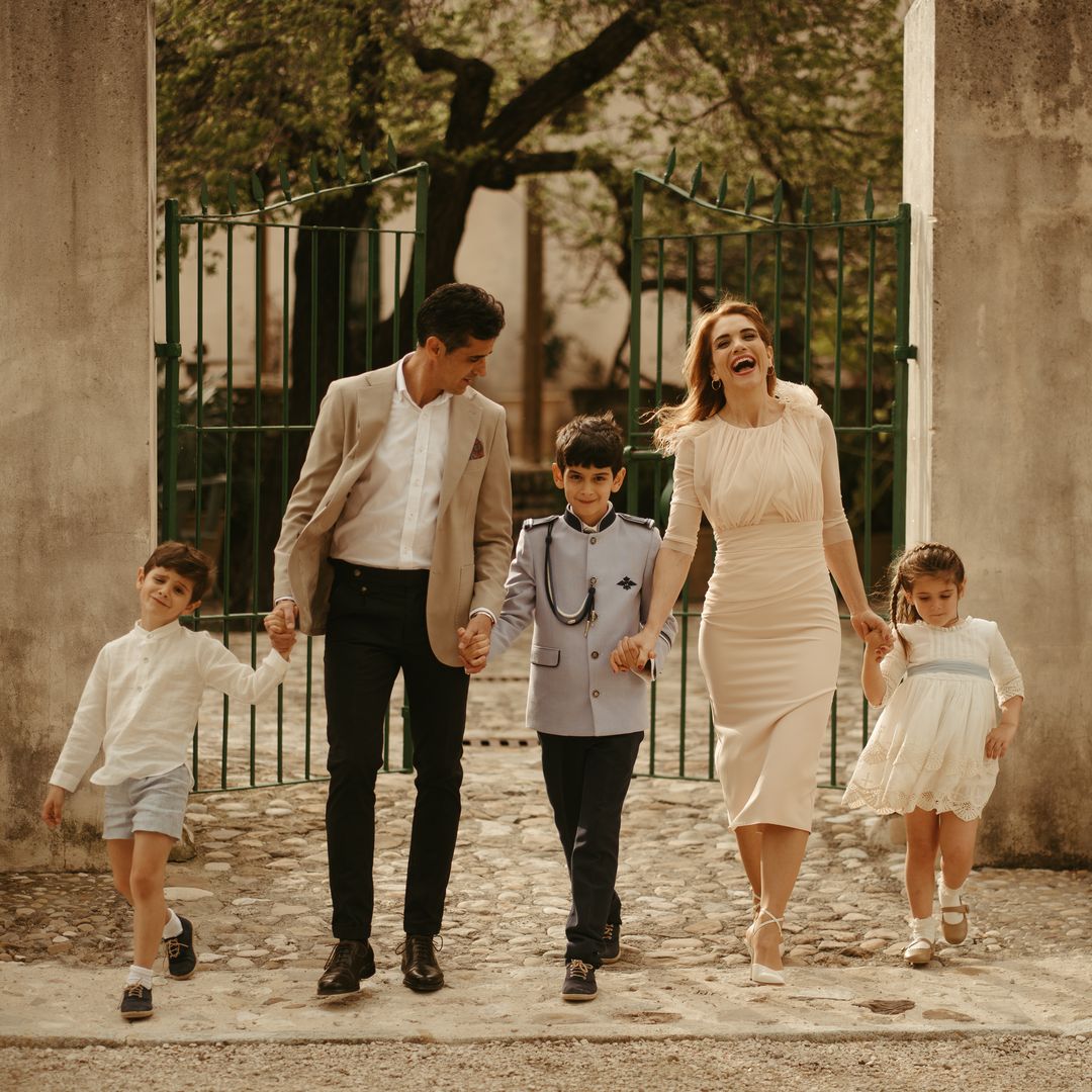 El hijo mayor de Víctor Janeiro y Beatriz Trapote hace la Primera Comunión: todos los detalles y las fotos de un día inolvidable