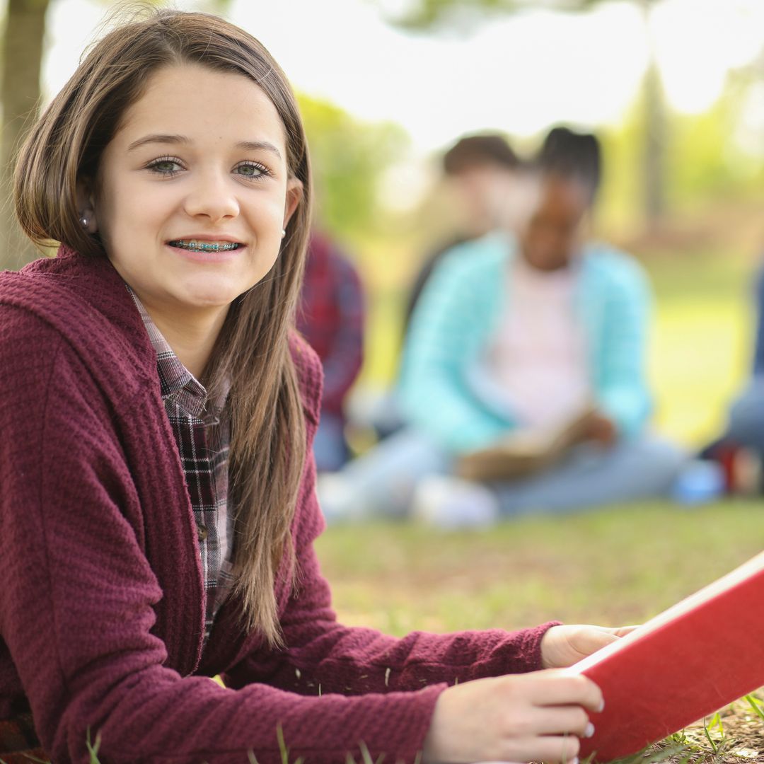 Trucos para que tu hijo adolescente lea más, según una profesora: "No es necesario que se trate de una lectura seria o literaria"