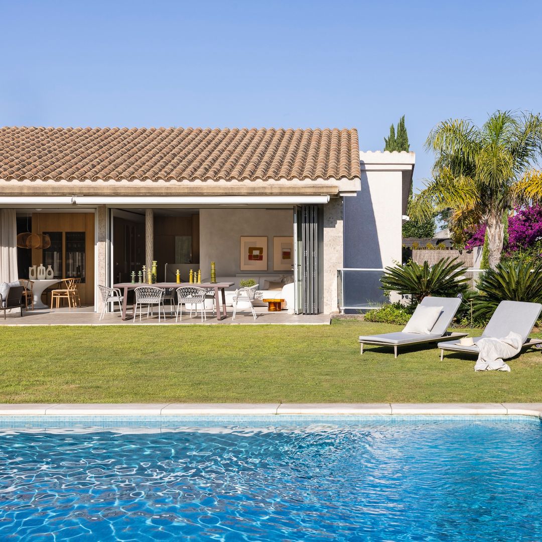 Ideas de decoración que nos inspiran este agosto: salones que se abren a terrazas, balcones y jardines