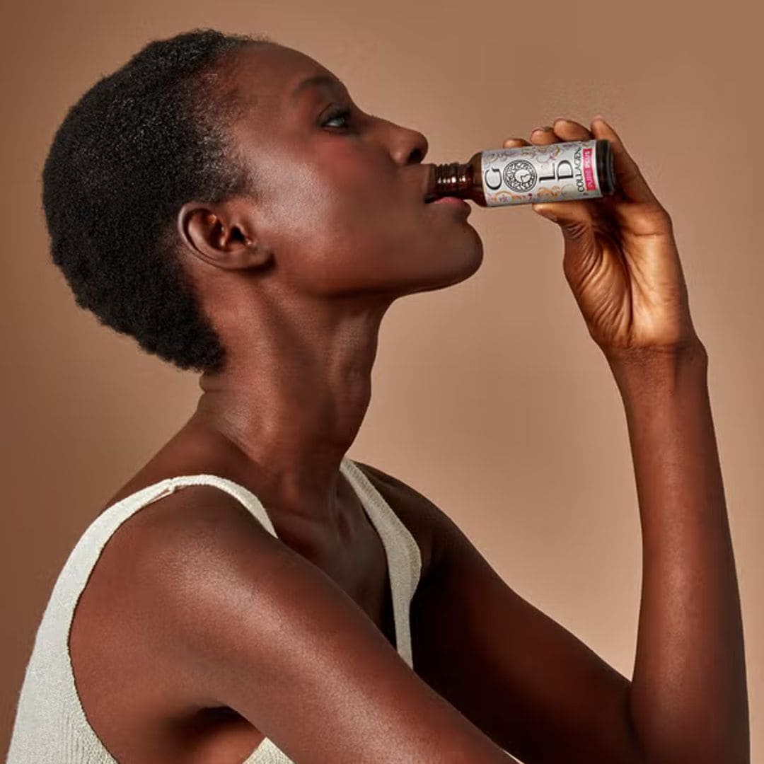 Mujer negra tomando una dosis de gold collagen.