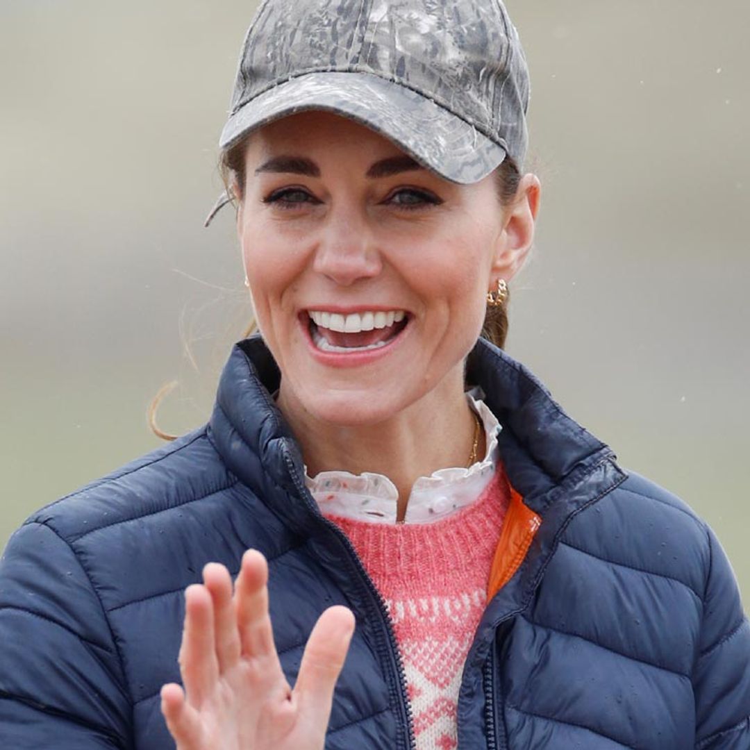 Kate Middleton, una 'royal' muy espontánea con gorra y vaqueros pitillo