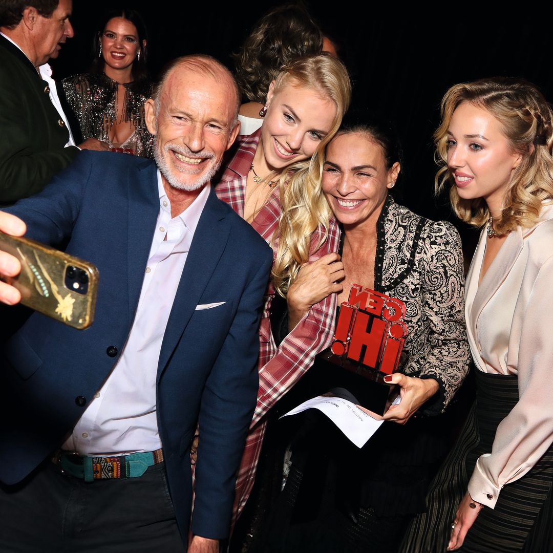 En la imagen, el momento en que Kyril de Bulgaria se hizo un selfi con María Carolina y María Chiara de Borbon-Dos Sicilias e Inés Sastre, entregadora del premio GEN ¡H! Compromiso, antes de que subieran al escenario.