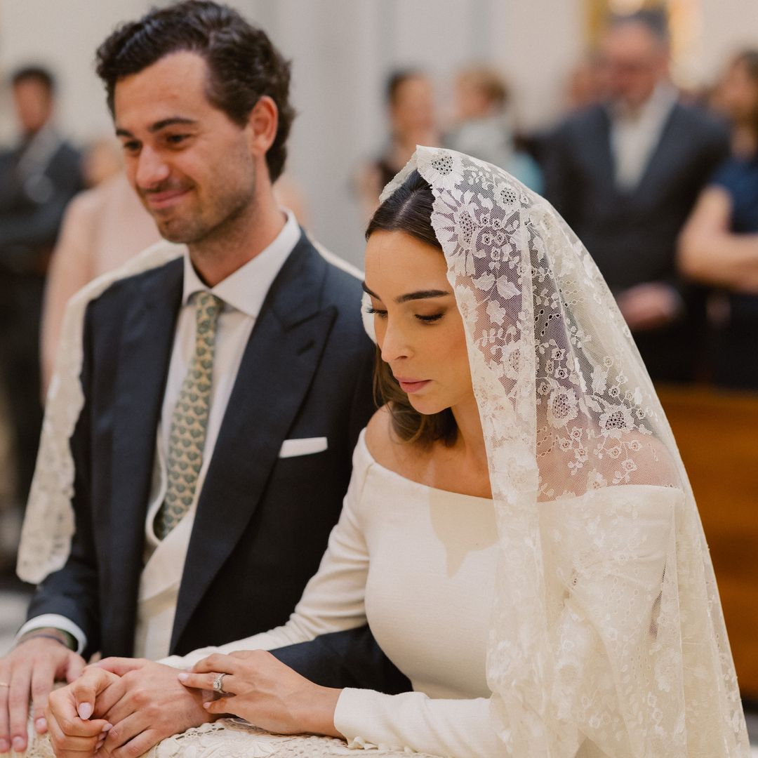 María, hija de Pepín Liria, en el interior de la capilla durante su boda
