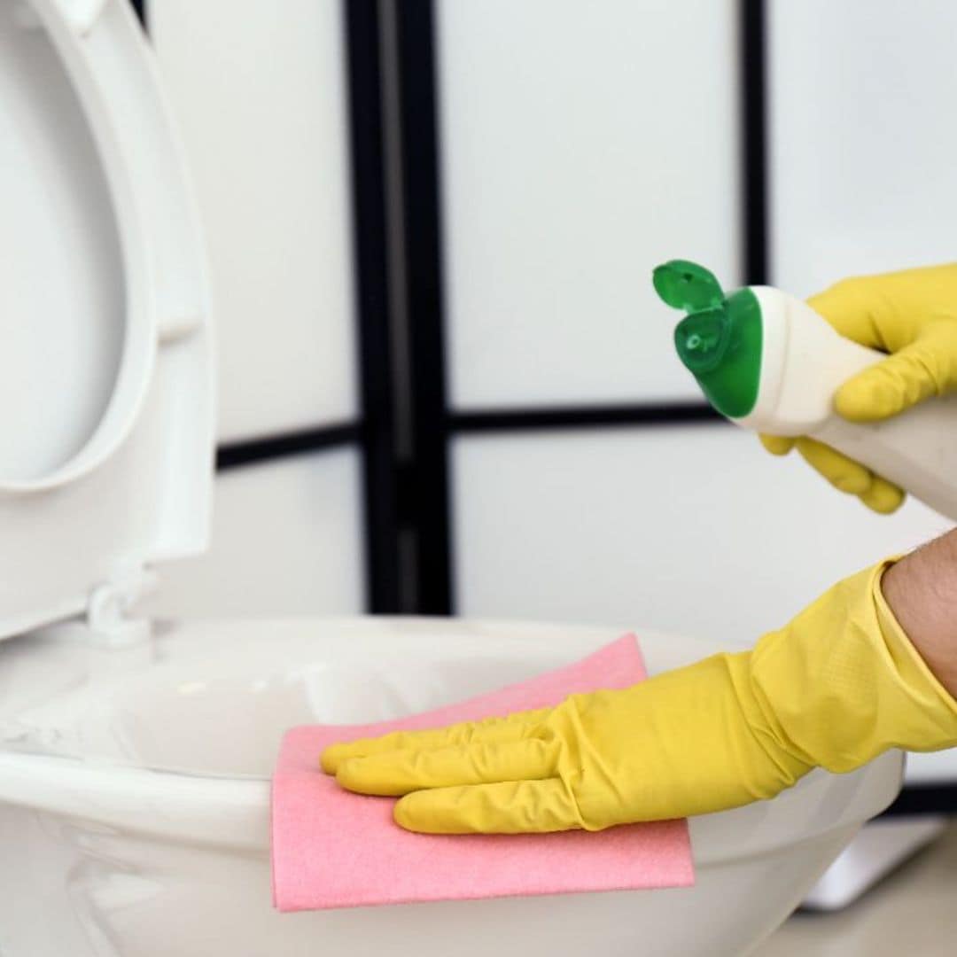 Consejos para limpiar el inodoro y dejarlo sin manchas de cal