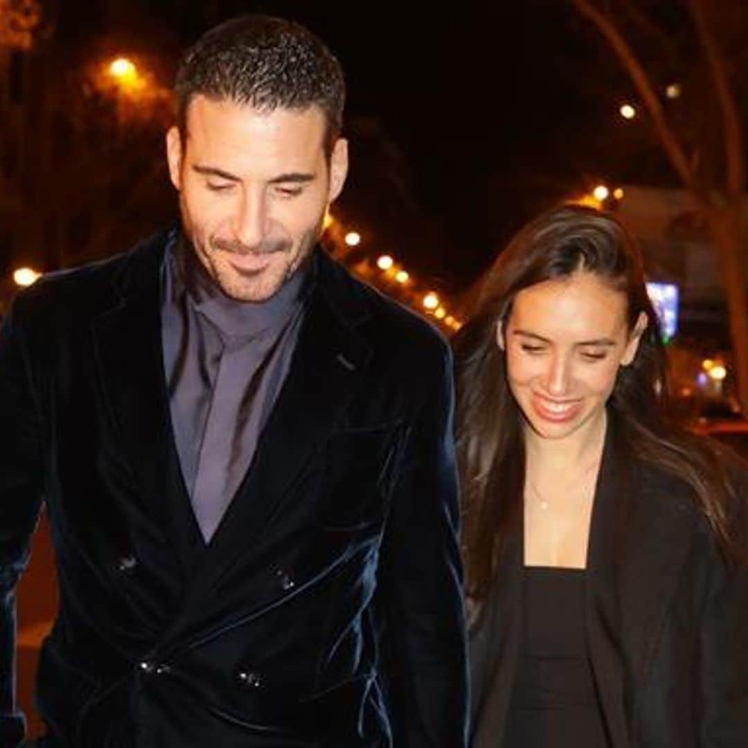 En ¡HOLA!: Miguel Ángel Silvestre y Rebeca Toribio, el apasionado beso de película de dos enamorados
