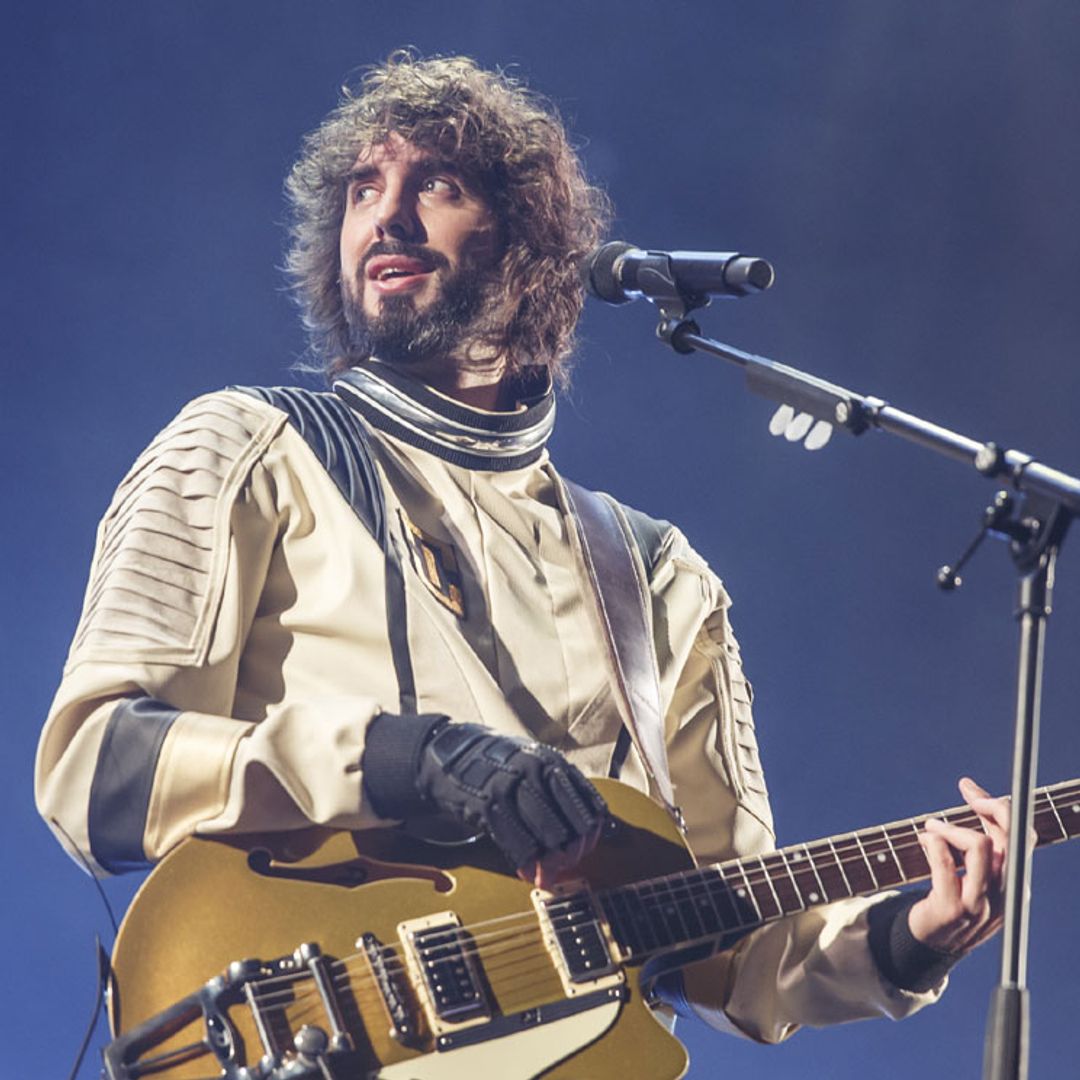 Mikel Izal saca a relucir los fantasmas del pasado en la despedida definitiva de su banda
