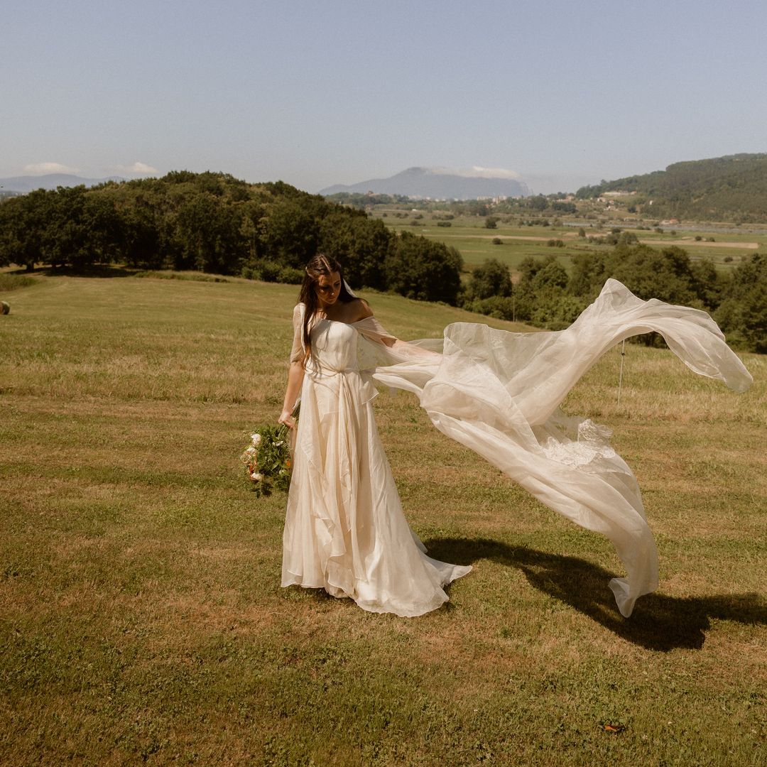 Una falda asimétrica y un corpiño a medida para Ane, la novia que se casó en Cantabria con el amor de su vida