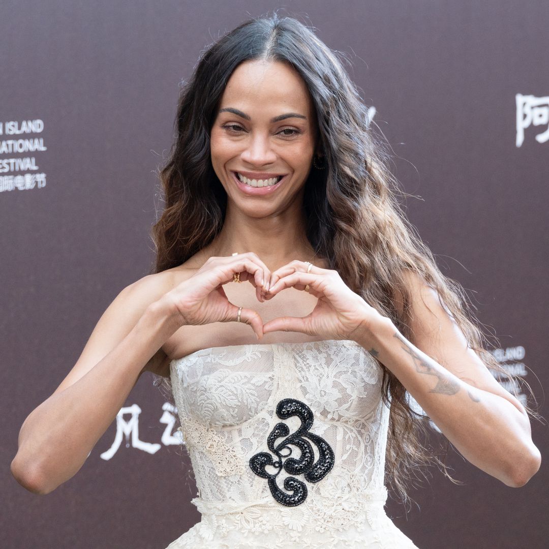 El detalle artesanal del vestido de Zoe Saldaña que no pasó desapercibido