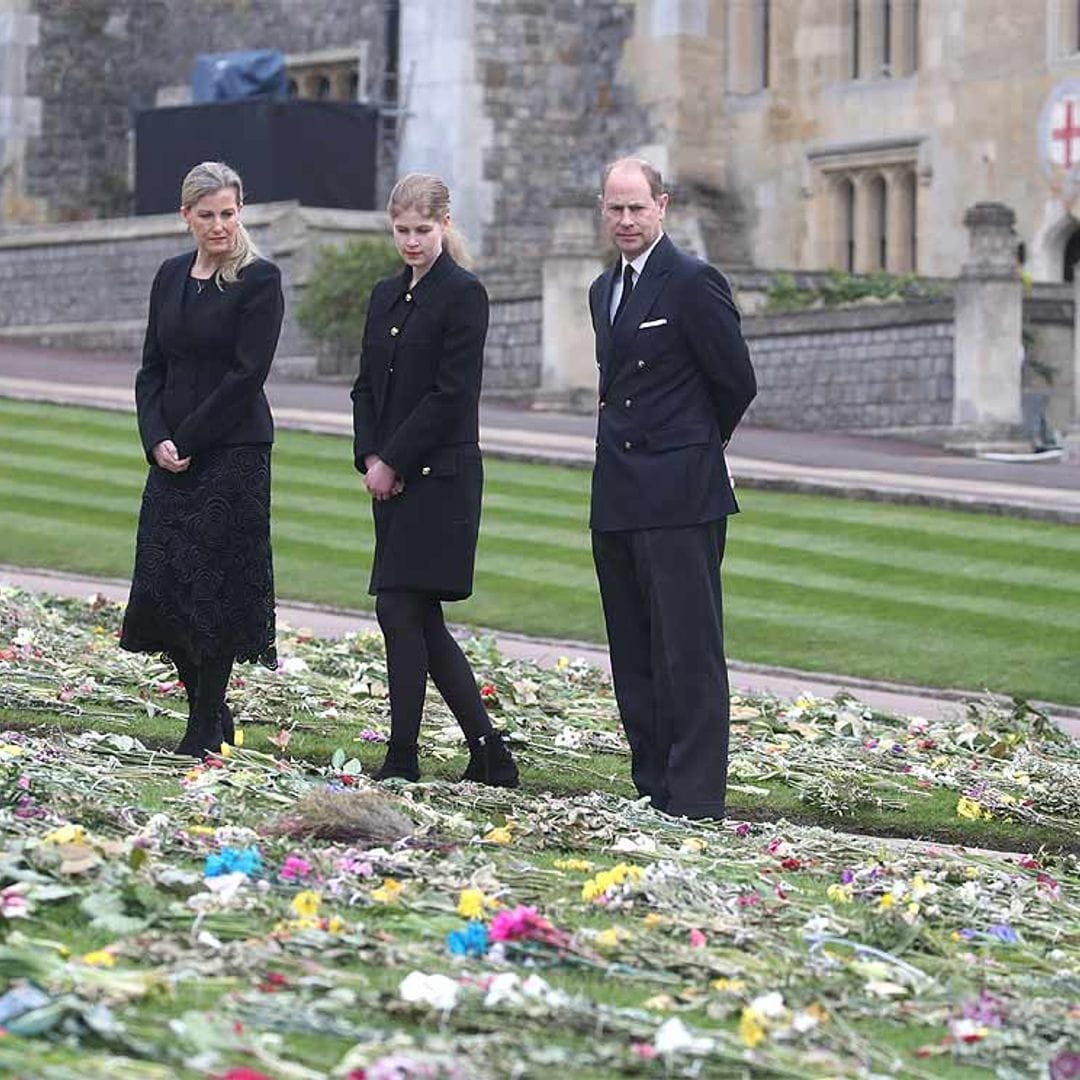 La emoción de los condes de Wessex y su hija al visitar el homenaje improvisado al duque de Edimburgo