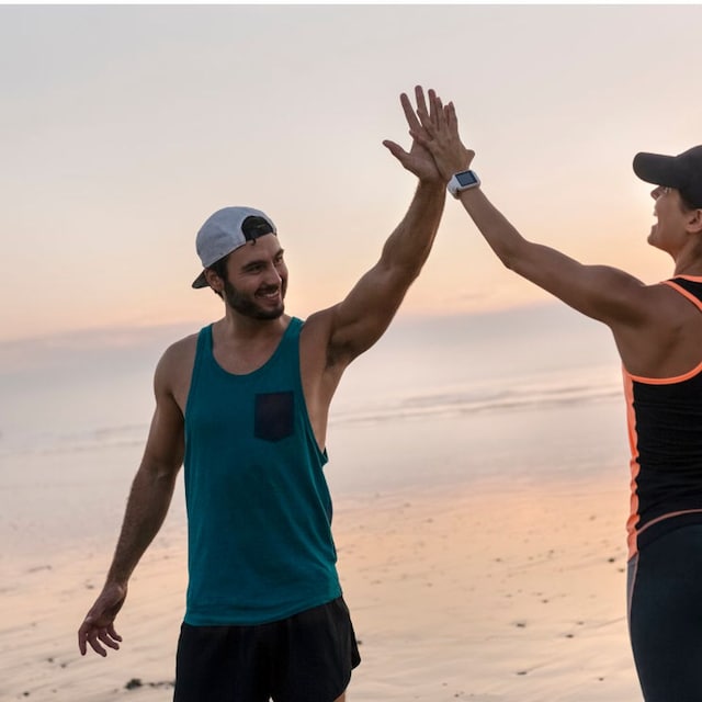 pareja ejercicio playa