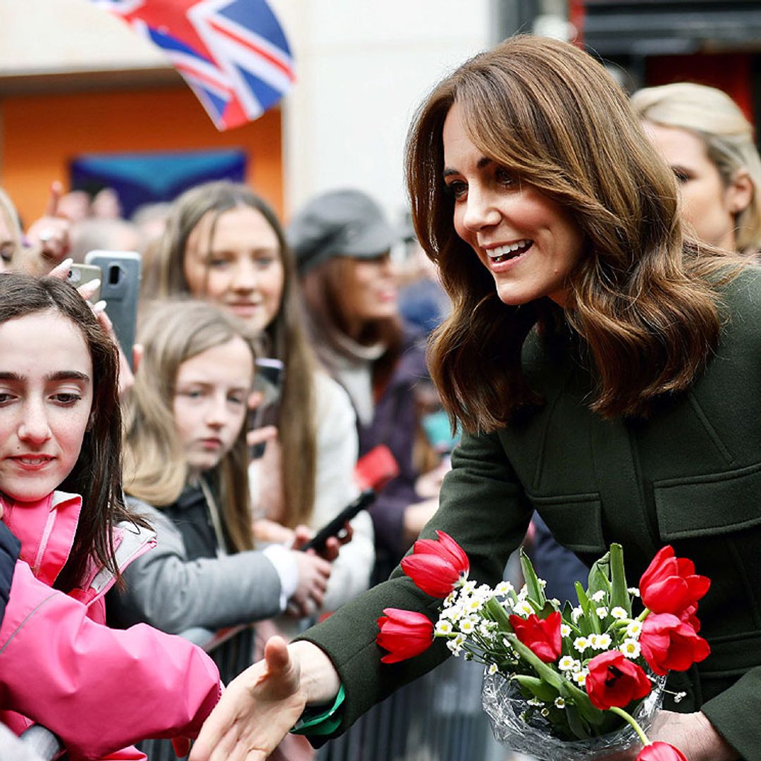 La duquesa de Cambridge y su divertida conversación con una niña como Charlotte