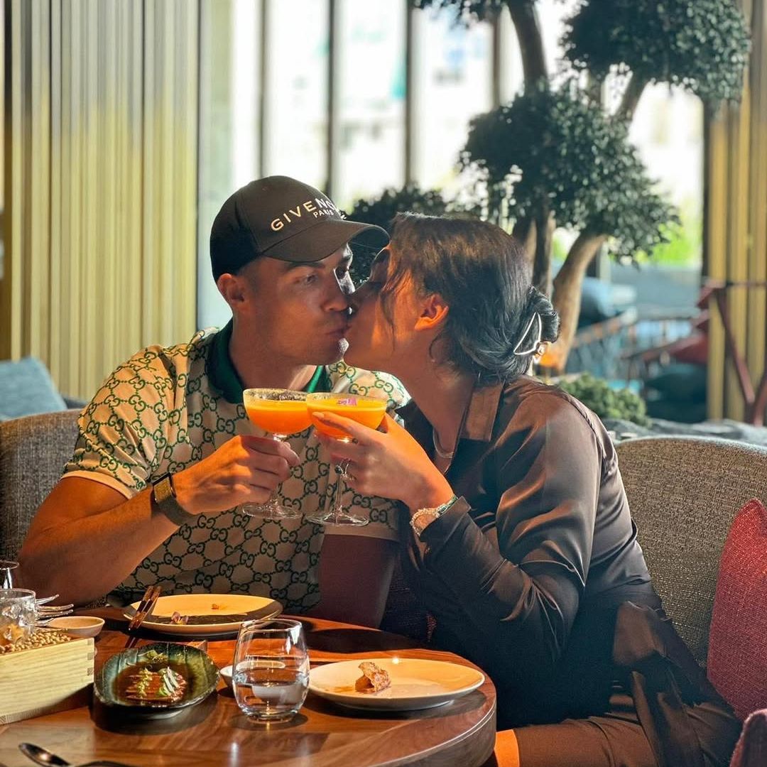 Las imágenes del cumpleaños de Cristiano Ronaldo ‘a la española’: paella con Georgina Rodríguez y un mensaje de su madre