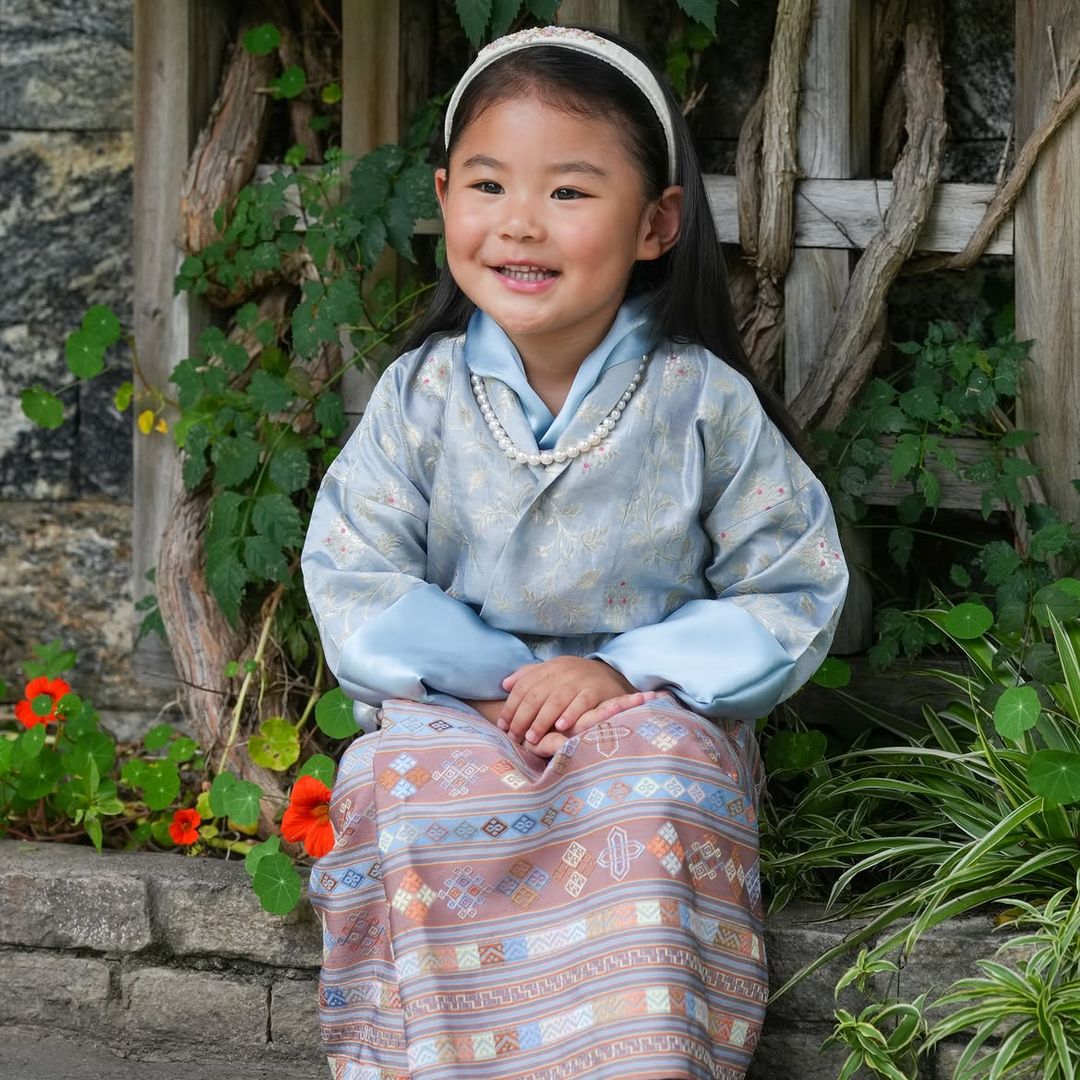 La princesa Sonam de Bután cumple tres años: su estreno con perlas y el tradicional traje que ya luce como una auténtica princesa Dragón