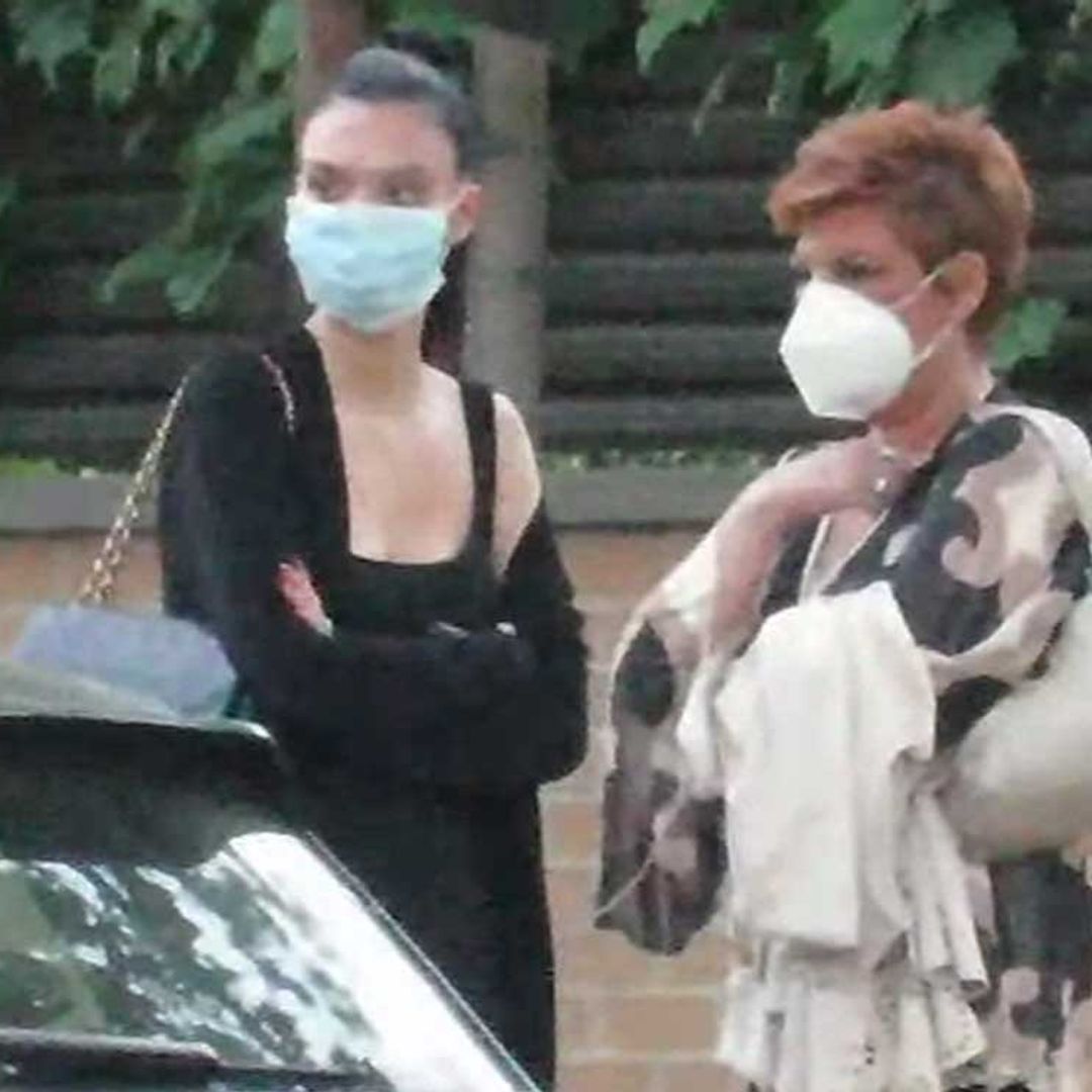 Terelu Campos y Alejandra Rubio, de cena con amigos en una terraza