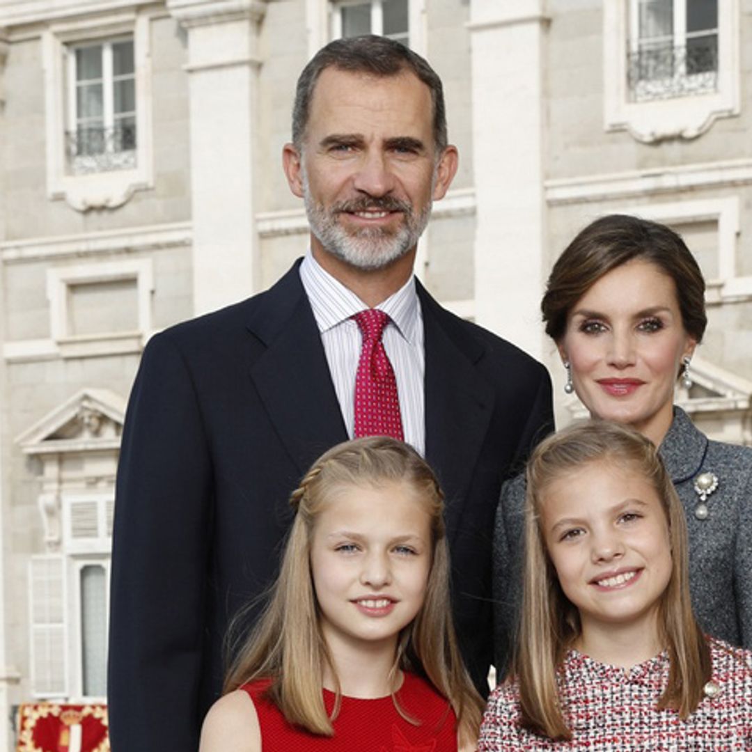 Los Reyes nos felicitan la Navidad con un posado junto a sus hijas