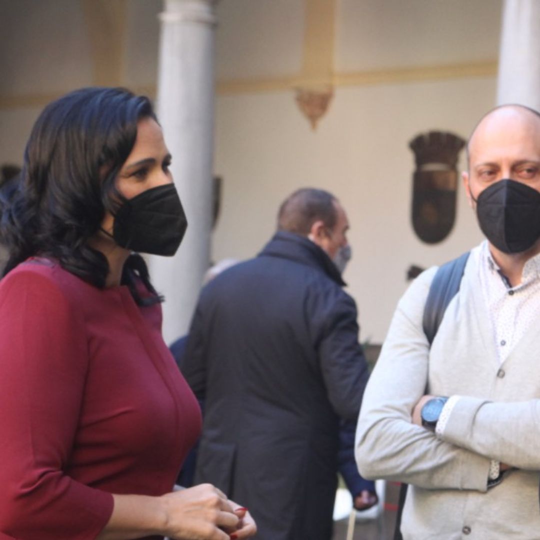 Rosa López, arropada por su novio Iñaki en su nuevo reto profesional