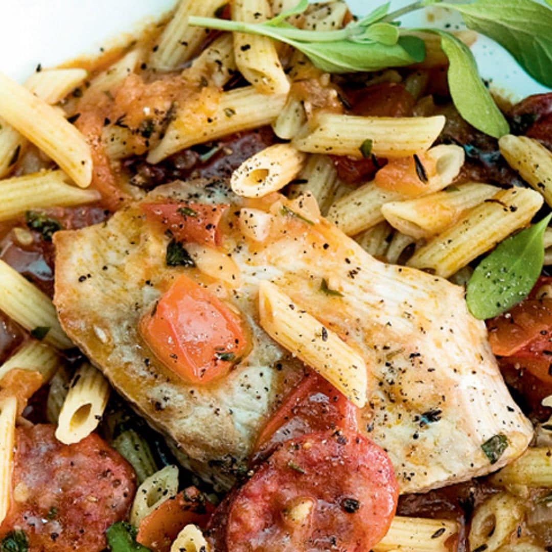 Macarrones con filetes de pollo y chorizo