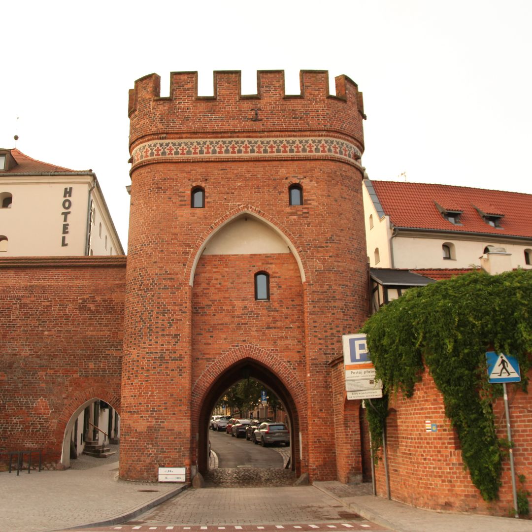 Puerta del Puente (Brama Mostowa), parte de la muralla, y acceso al río Vístula.