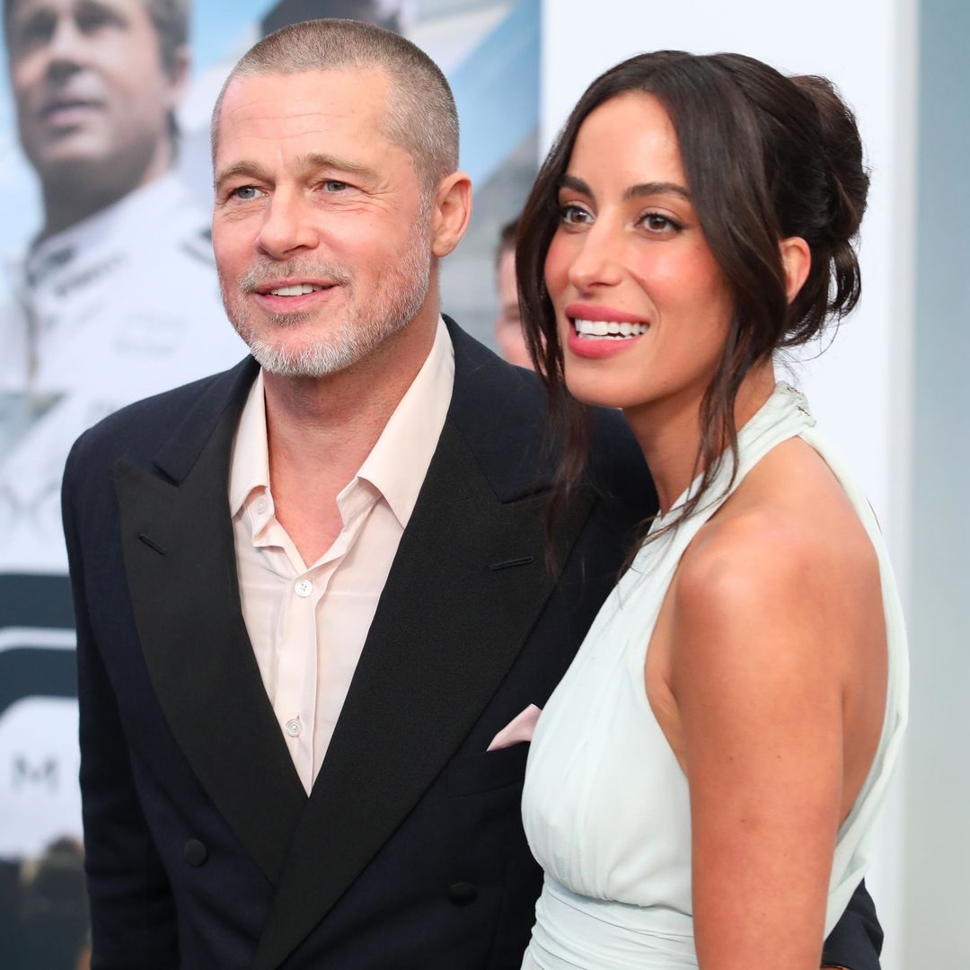Brad Pitt e Ines de Ramon en el estreno de "F1" en Times Square (Nueva York) el 16 de junio de 2025