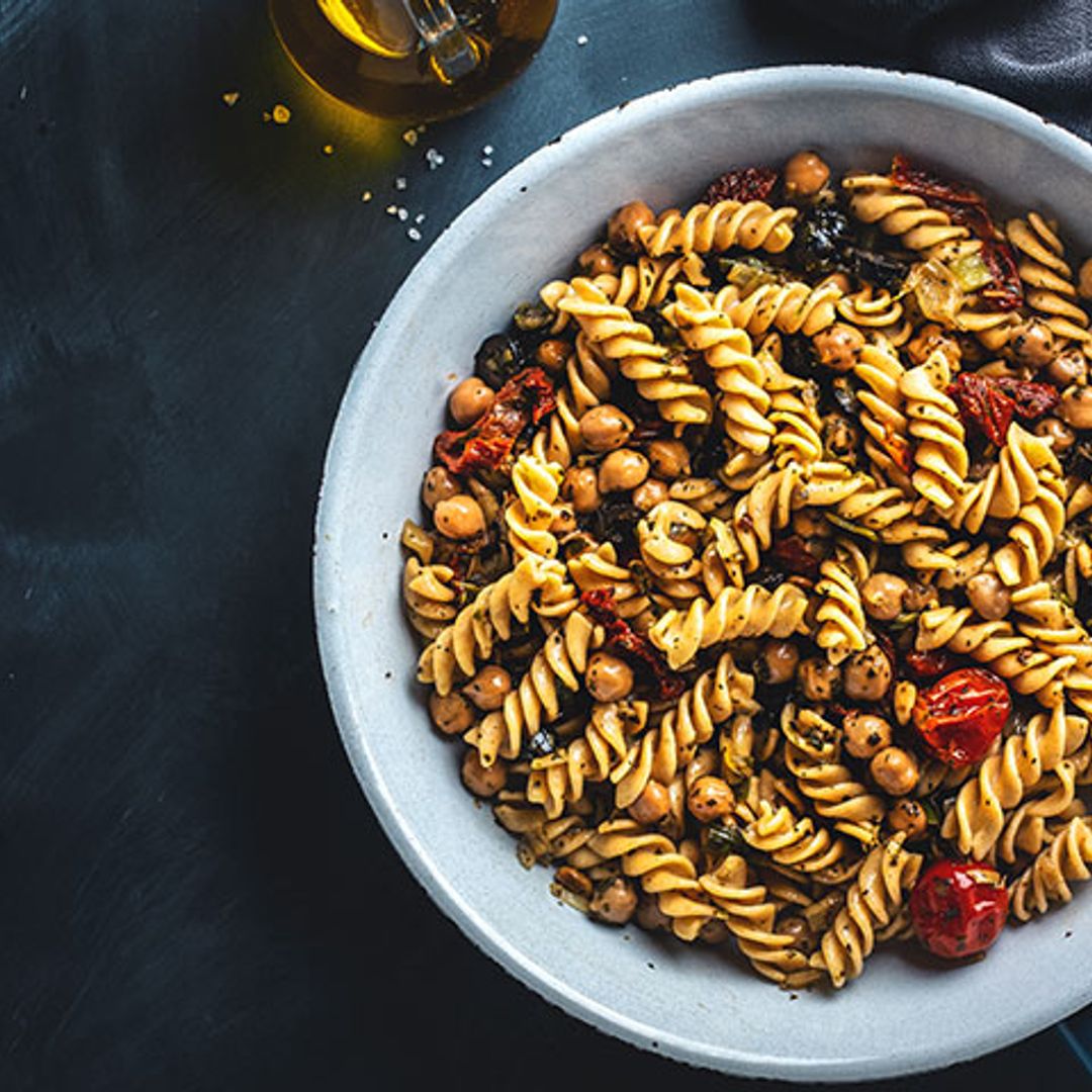 Pasta con garbanzos y vegetales