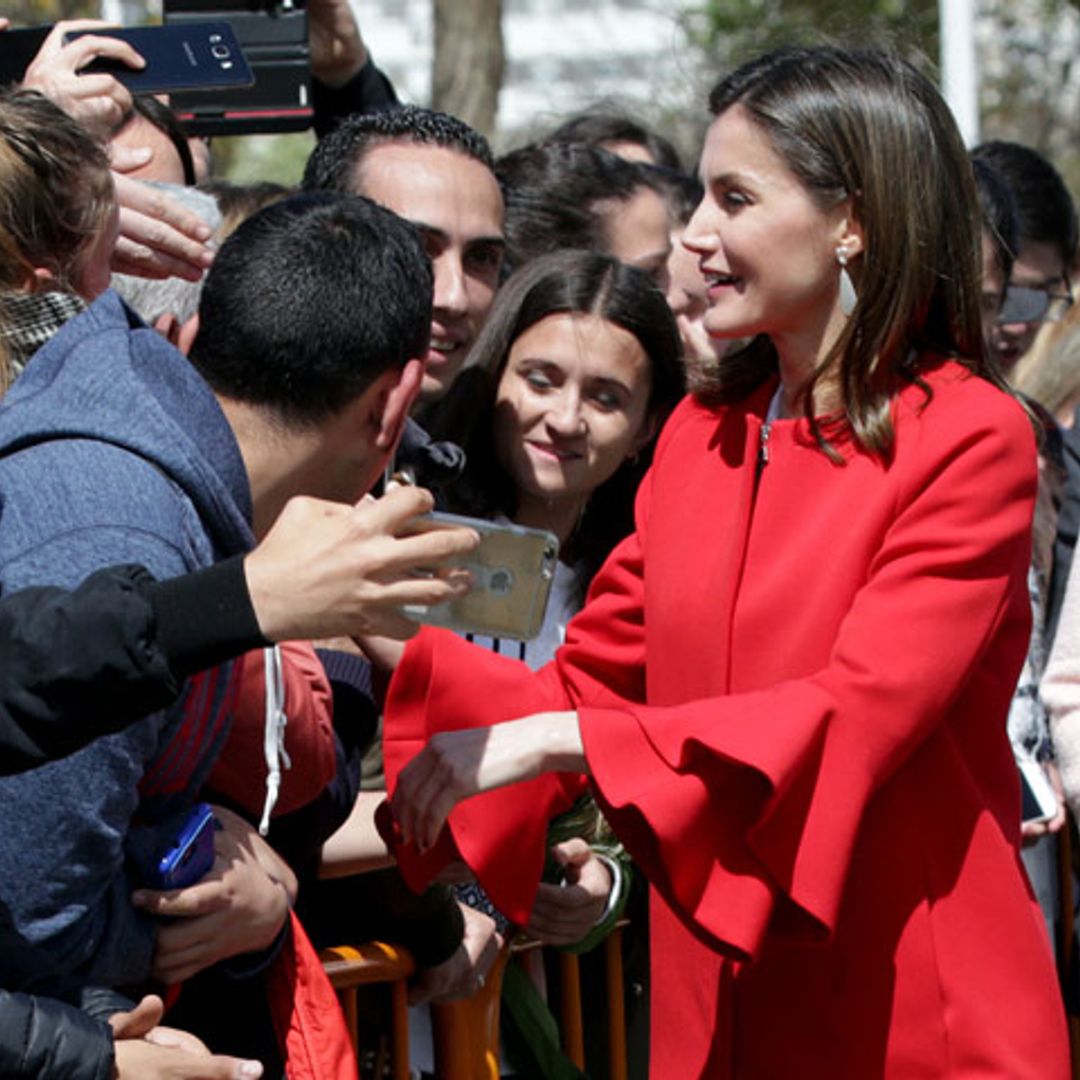 Doña Letizia se da un baño de 'selfies' en Huelva