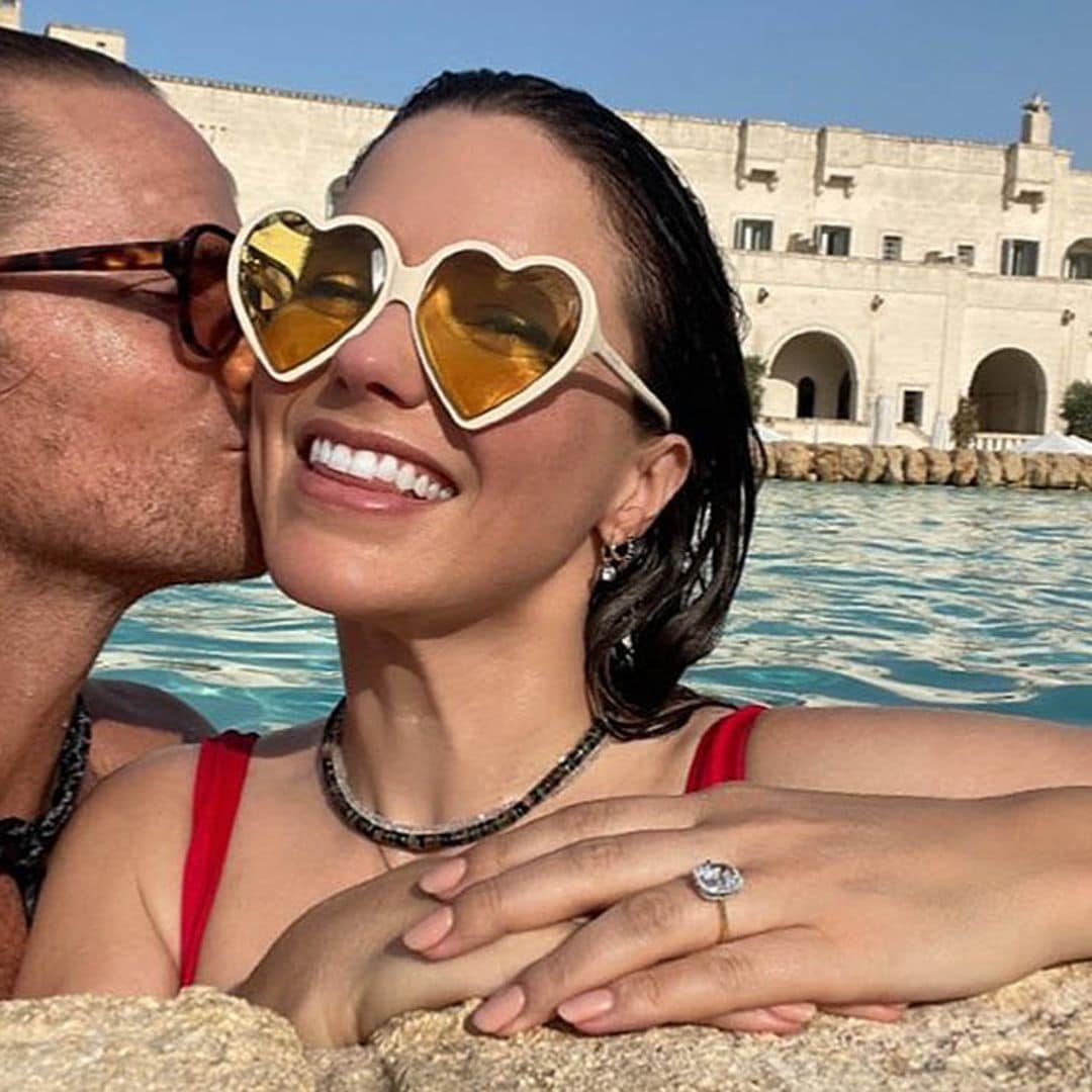 La actriz Sophia Bush muestra el espectacular anillo con el que se ha comprometido con Grant Hughes