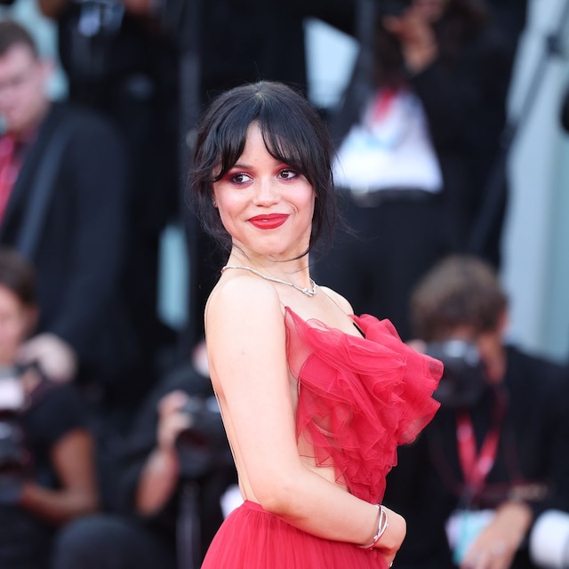 Plano medio de Jenna Ortega con conjunto rojo de tul con top y falda